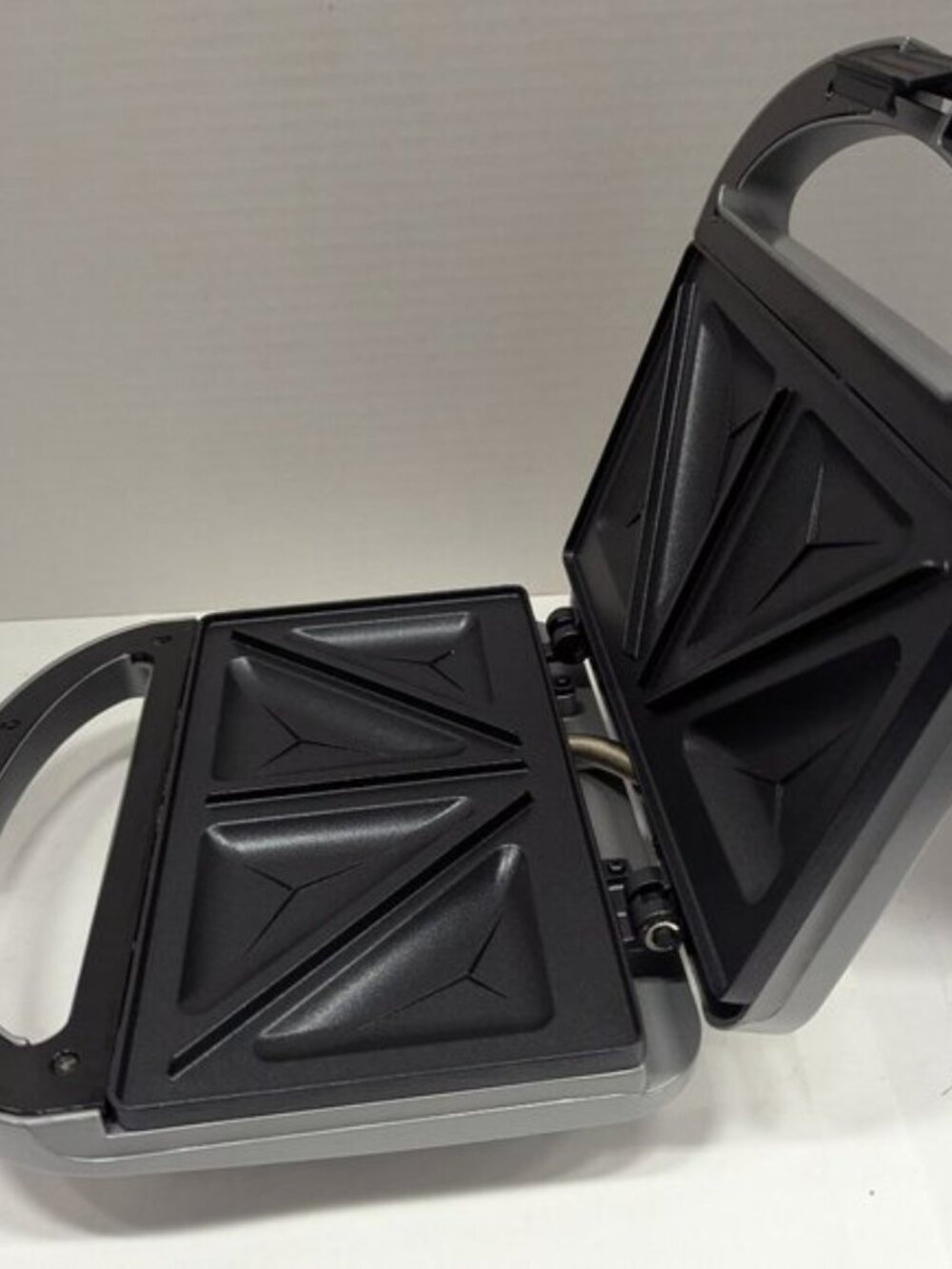 Cuisinart 2-Slice Sandwich Maker | Nonstick Plates, Omelets & Toast - Picture 3 of 4